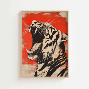 Japansk tiger plakat med brølende tiger og rød baggrund i asiatisk kunststil.