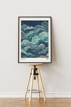 Japansk bølger plakat med blå og turkise havbølger inspireret af japansk kunst.
