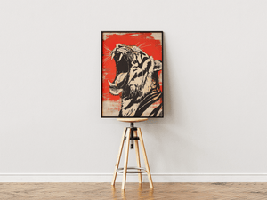 Japansk tiger plakat med brølende tiger og rød baggrund i asiatisk kunststil.