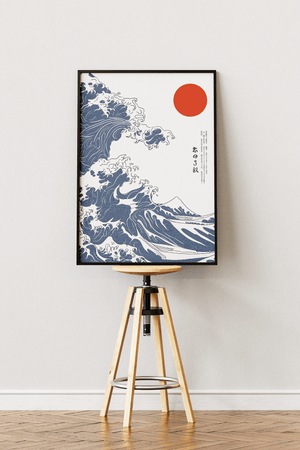 Japansk bølge plakat med blå bølger og rød sol inspireret af klassisk japansk kunst.