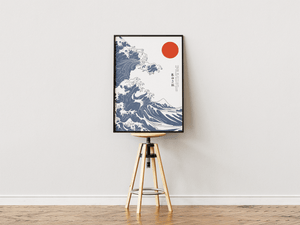Japansk bølge plakat med blå bølger og rød sol inspireret af klassisk japansk kunst.