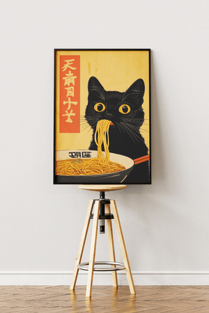 Japansk plakat med sort kat der spiser ramen nudler i japansk inspireret illustration.