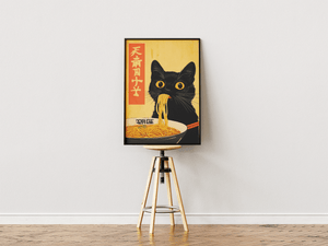 Japansk plakat med sort kat der spiser ramen nudler i japansk inspireret illustration.