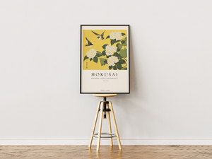 Japansk Hokusai plakat med trumpet liljer og fugle på gylden baggrund.