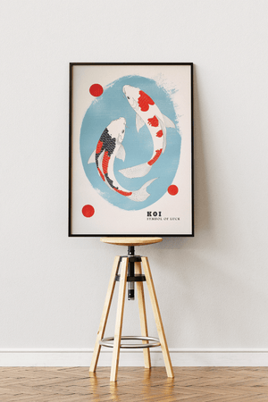 Japansk plakat med to koi fisk i minimalistisk japansk kunststil symbol på held og balance.