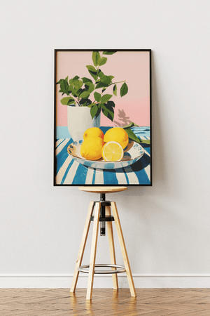 Citron plakat med stilleben motiv af citroner på tallerken og grøn plante