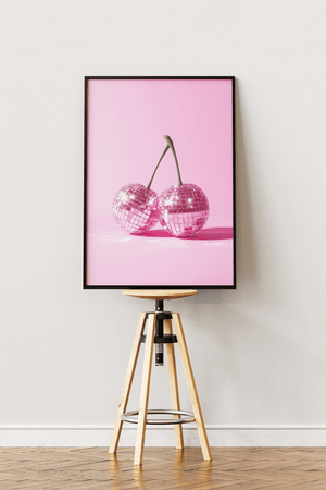 Disco cherry plakat med pink kirsebær i spejlkugle stil