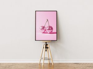 Disco cherry plakat med pink kirsebær i spejlkugle stil