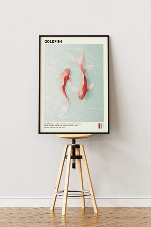 Japansk plakat med to goldfish der svømmer i roligt vand i minimalistisk asiatisk kunststil.