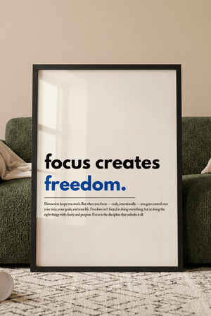 Motiverende plakat med teksten focus creates freedom hvor ordet freedom er markeret i blå.