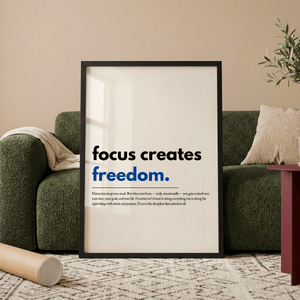 Motiverende plakat med teksten focus creates freedom hvor ordet freedom er markeret i blå.