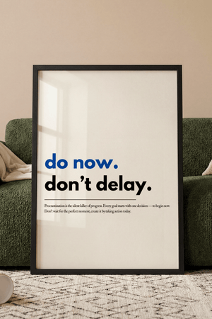 Motiverende plakat med teksten do now dont delay hvor do now er fremhævet i blå.