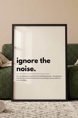 Motiverende plakat med teksten ignore the noise i minimalistisk sort typografi.
