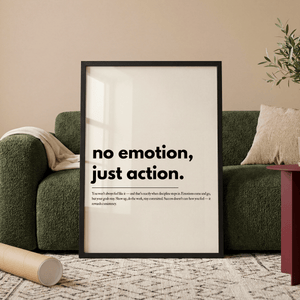 Motiverende plakat med teksten no excuses no shortcuts just effort and discipline i minimalistisk sort typografi.