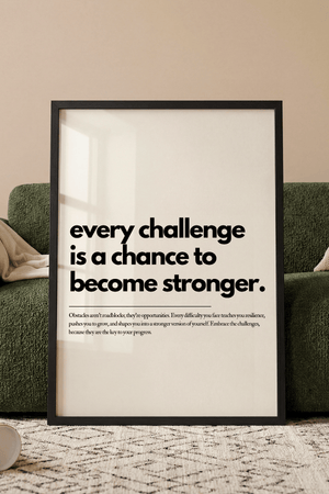 Motiverende plakat med teksten every challenge is a chance to become stronger i minimalistisk sort typografi.