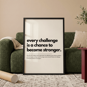 Motiverende plakat med teksten every challenge is a chance to become stronger i minimalistisk sort typografi.