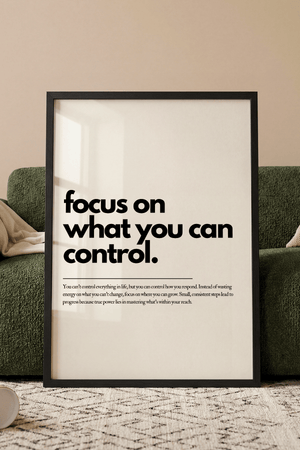 Motiverende plakat med teksten focus on what you can control i minimalistisk sort typografi.