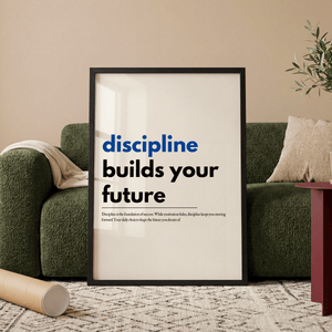 Motiverende plakat med teksten discipline builds your future hvor discipline er fremhævet i blå.