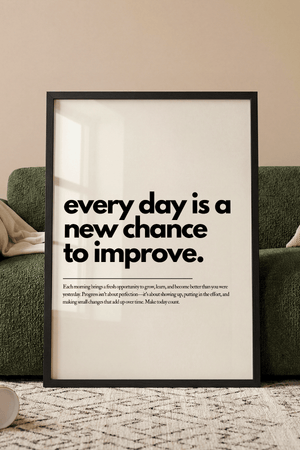 Motiverende plakat med teksten every day is a new chance to improve i minimalistisk sort typografi.