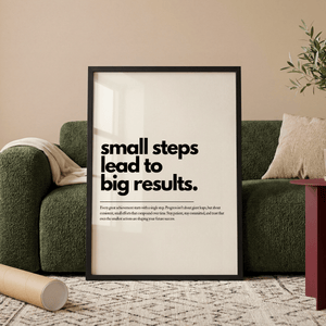 Motiverende plakat med teksten small steps lead to big results i minimalistisk sort typografi.