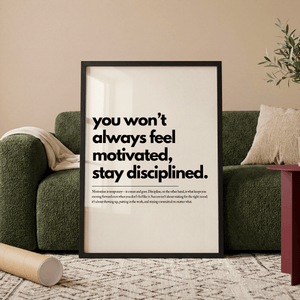 Motiverende plakat med citatet you won't always feel motivated stay disciplined i minimalistisk typografi.