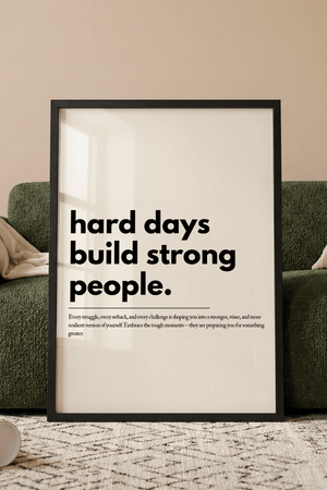 Motiverende plakat med teksten hard days build strong people i minimalistisk sort typografi.