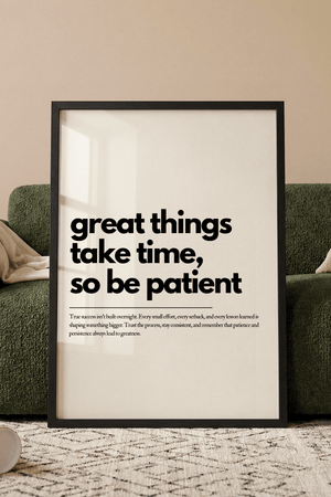 Motiverende plakat med teksten great things take time so be patient i minimalistisk sort typografi.