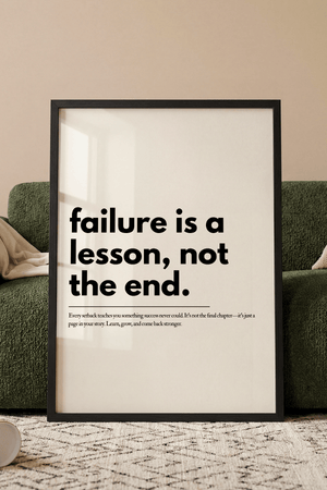 Motiverende plakat med teksten failure is a lesson not the end i minimalistisk sort typografi.
