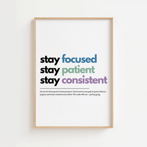Motiverende plakat med citatet stay focused stay patient stay consistent i minimalistisk typografi.