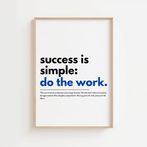 Motiverende plakat med teksten success is simple do the work hvor do the work er markeret i blå.