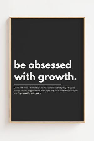 Motiverende plakat med teksten be obsessed with growth i hvid typografi på mørk baggrund.