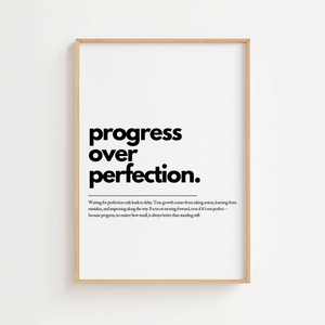 Motiverende plakat med teksten progress over perfection i minimalistisk sort typografi.