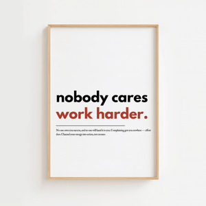 Motiverende plakat med teksten nobody cares work harder i minimalistisk typografi.