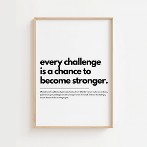 Motiverende plakat med teksten every challenge is a chance to become stronger i minimalistisk sort typografi.