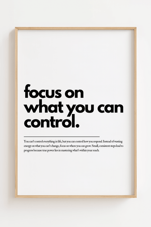 Motiverende plakat med teksten focus on what you can control i minimalistisk sort typografi.