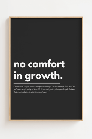 Motiverende plakat med teksten no comfort in growth i lys typografi på mørk baggrund.