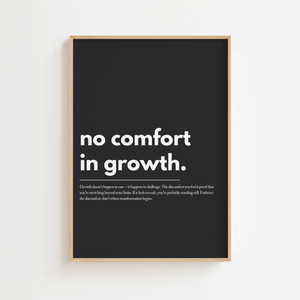 Motiverende plakat med teksten no comfort in growth i lys typografi på mørk baggrund.