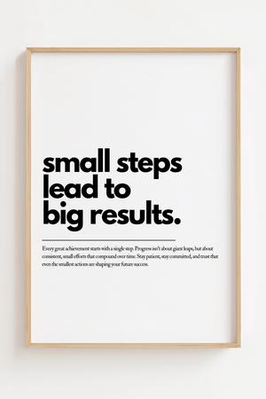 Motiverende plakat med teksten small steps lead to big results i minimalistisk sort typografi.