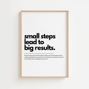 Motiverende plakat med teksten small steps lead to big results i minimalistisk sort typografi.