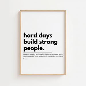 Motiverende plakat med teksten hard days build strong people i minimalistisk sort typografi.