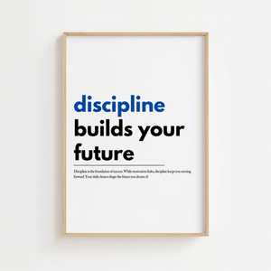 Motiverende plakat med teksten discipline builds your future hvor discipline er fremhævet i blå.
