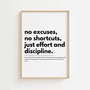 Motiverende plakat med teksten no excuses no shortcuts just effort and discipline i minimalistisk sort typografi.