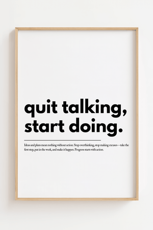 Motiverende plakat med teksten quit talking start doing i minimalistisk sort typografi.
