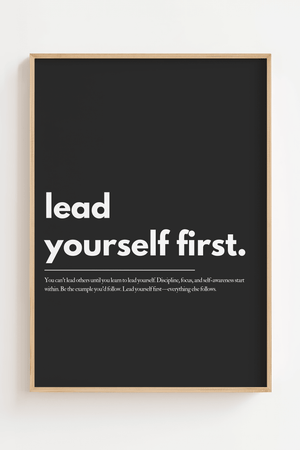 Motiverende plakat med teksten lead yourself first i lys typografi på mørk baggrund.