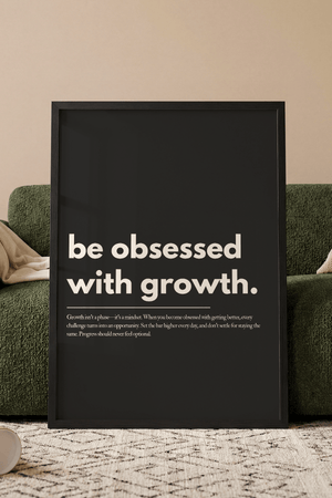 Motiverende plakat med teksten be obsessed with growth i hvid typografi på mørk baggrund.