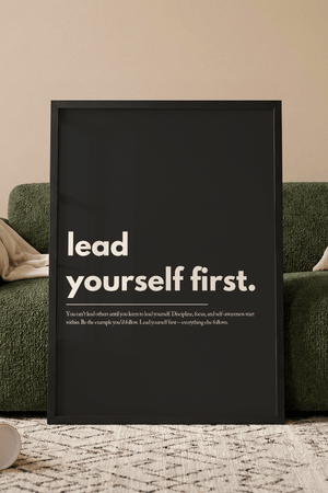 Motiverende plakat med teksten lead yourself first i lys typografi på mørk baggrund.