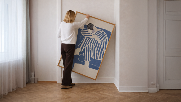 Moderne plakater i stilrent hjem med farverig kunst og rammer fra Ellens Postershop