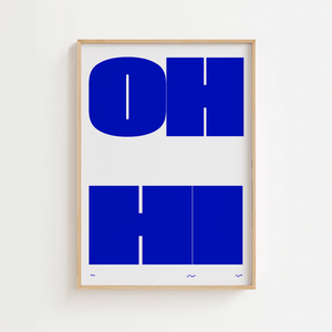 Blå Typografisk Balance Plakat er et markant og stilrent kunsttryk, hvor typografi og grafiske 