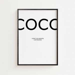 Giv dit hjem et strejf af eksklusiv elegance med denne Coco Chanel plakat med citatet "I don’t do fashion, I am fashion". Plakaten er minimalistisk, sort/hvid og perfekt til dig, der elsker mode, fashion og stilrent interiør.