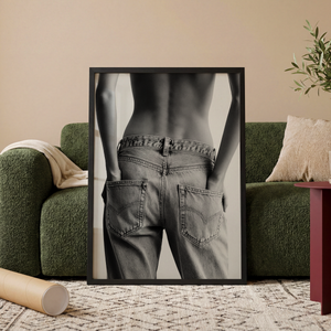Sort/hvid modeplakat med kvinde i denimjeans fotograferet bagfra